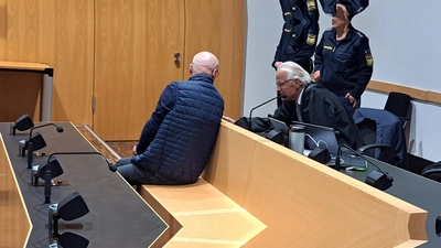 Der Angeklagte Gerhard B. berät sich mit seinem Verteidiger Walter Rubach.	 (Foto: Markus Höck)